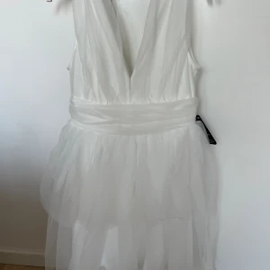 Gina tricot studentklänning  - Jättefin men har valt en annan klänning! Så denna är helt oanvänd med lappen kvar och den var så fin.