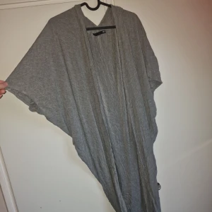 Cardigan - Super fin 'cardigan', använd men inga detekter. Den "hänger" lite när man har på sej den. Så fint!