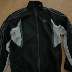 Adidas Old School tunn jacka - Jättebra skick. Snygg. Har växt ur den.