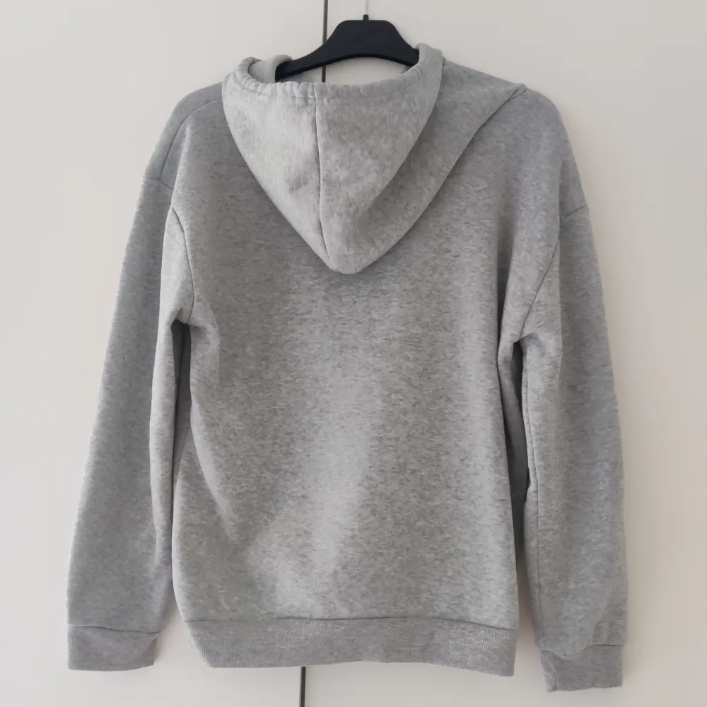 En grå hoodie med text på. Supermysigt och mjukt material🤍. Hoodies.