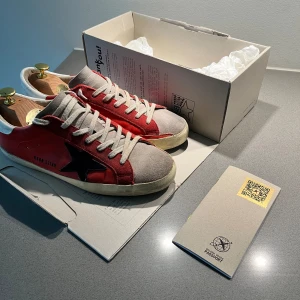 Golden goose - Tja, säljer dessa golden goose i riktigt fint skick🌟 Låda+äkthetskort ingår!! Dom är storlek 42 men passar mer som 43!! Hör av er till mig ifall ni har några funderingar🌟