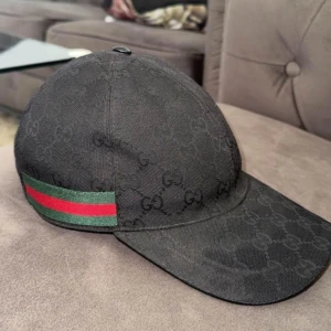 Säljer äkta gucci keps - Hejsan säljer äkta gucci keps kvitto o box osv finns inte den köptes för 2 år sen kan frakta också storlek M