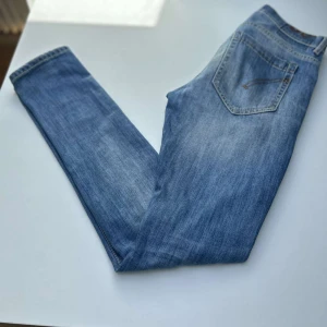 Dondup jeans - Säljer nu dessa dondup jeansen i färgen ljusblå som är i storlek 30. Skicket är 8,5/10 då det finns tecken på andvändning. Vid frågor och funderingar är det bara att höra av sig. Mvh SVC!!!!!