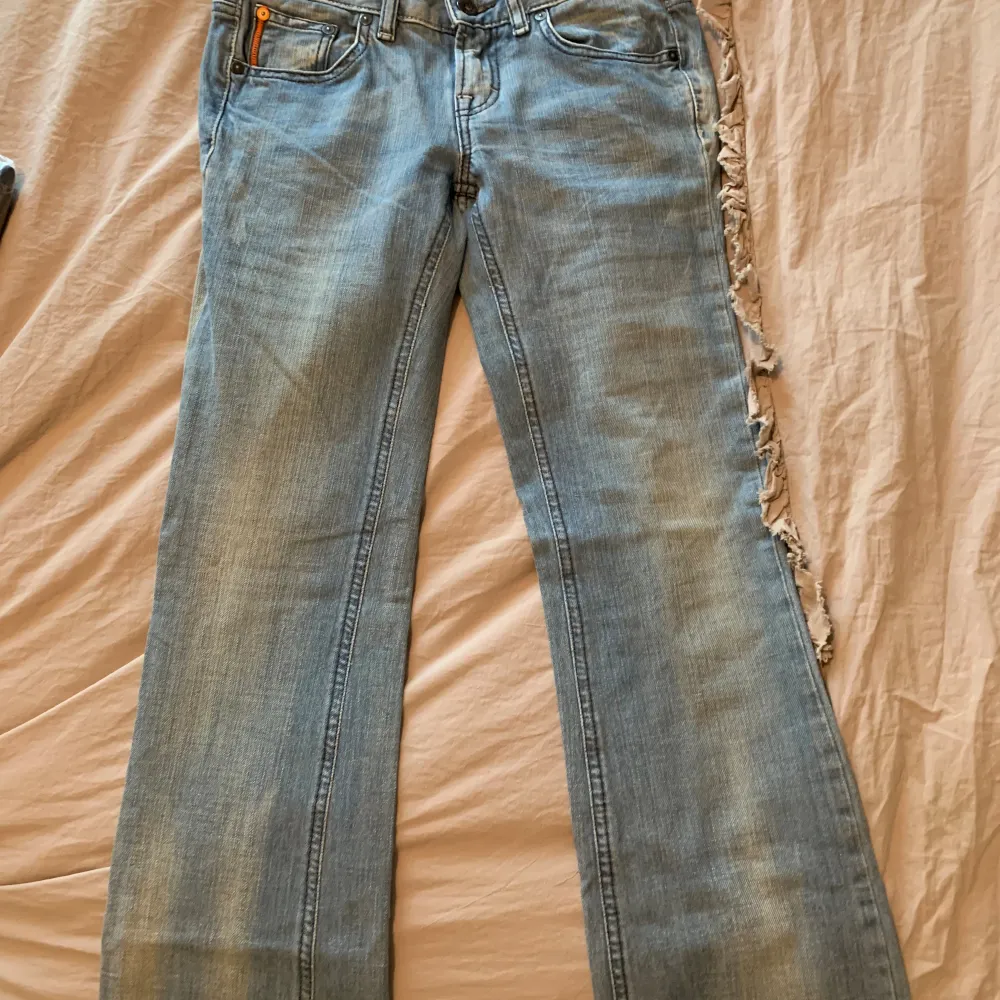 Low Waist jeans från Hugo boss,Köpta här på Plick , passade inte mig riktigt , Väldigt bra skick faktiskt 🩷. Jeans & Byxor.