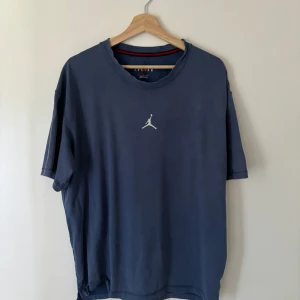 Jordan t-shorts  - Säljer en svin snygg Jordan t-shirt. Skriv om har några frågor och pris går att diskuteras.