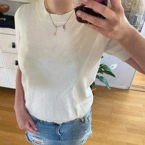 Finstickad t-shirt - Sååå fin till sommaren😍