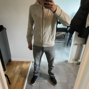 Ralph lauren zip hoddie - Snygg zip hoddie som är för liten för mig därför jag säljer den, använd varsamt och inga defekter, hör av er vid eventuella frågor! 