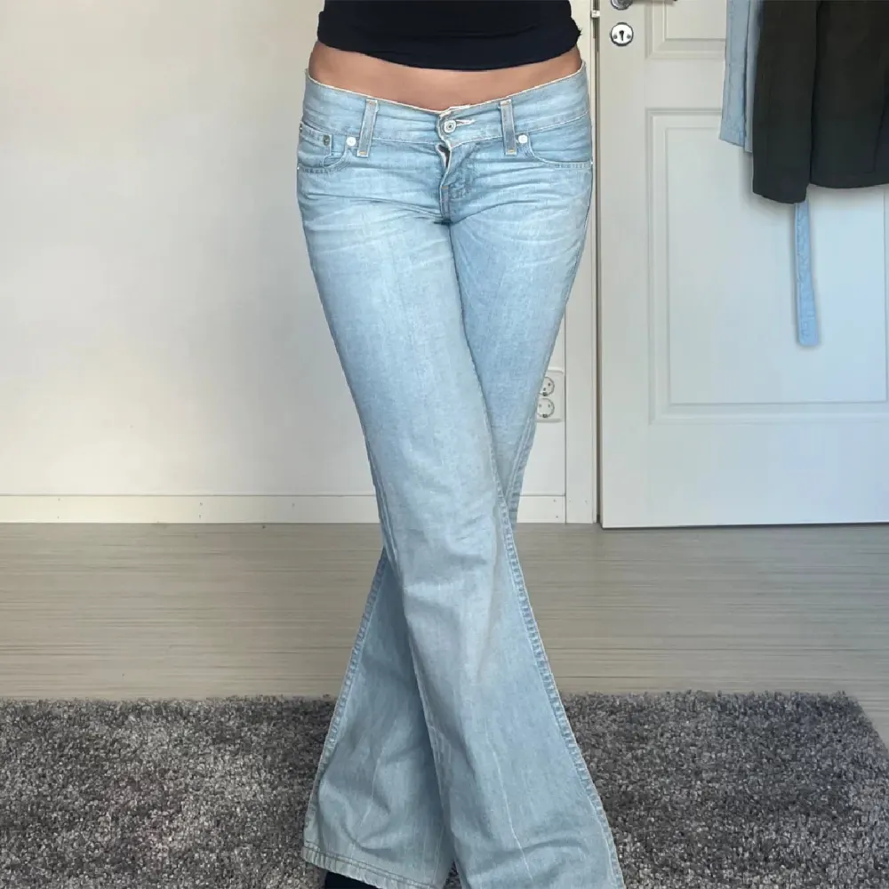Midjemått: 36cm rakt över innerbenslängd: 80cm. Jättefina jeans köpte från Plick men var tyvärr för korta.💗💗bilderna är från tidigare säljare. 💕. Jeans & Byxor.