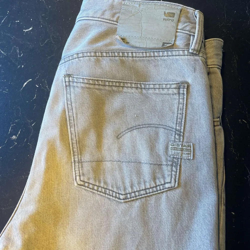 Gstar jeans som är sparsamt använda  och även köpta på gstars egna hemsida byxorna är i storlek W28 L32. Tveka inte att skriva för svar på frågor (priset inte hugget i sten).. Jeans & Byxor.