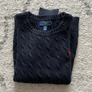 Ralph Lauren tröja - Säljer nu en ribbad Ralph Lauren tröja i strl 158/164 år alltså en junior tröja. Tröjan är använd och har en liten defekt i halsen se sista bilden. Vid mer frågor eller bilder hör av dig!