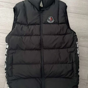 Moncler väst  - Säljer nu denna as sköna och unika västen! Som jag använt sparsamt! Inga defekter alls och passar nästan till allt! Vid fler frågor kontakta oss✔️