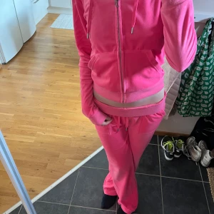 Juicy couture  - Jätte fint juicyset💗 tröjan är i xs och byxorna är i s Tröja 600kr Byxor 600kr Båda 1000kr 