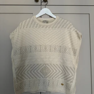 Poncho  - Stickad poncho med mönster från Massimo Dutti🤍