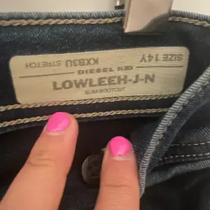 Snygga mörkblå, lågmidjade Disel jeans i storlek 14 år men passar 34,36. Jag är 1,65 lång och dem sitter bra i längden och är väldigt stretchiga och sköna.