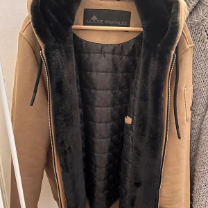 Mooseknuckles päls hoodie/jacka - Håller värmen och väldigt bekväm Tar du bort pälsen så har den en perfekt hoodie