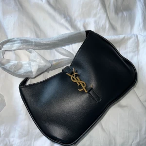 Ysl mini le 5 a 7 bag - Aldrig använd. Tillkommer dustbag.  23x16x6.5 mått. Lambskin. 