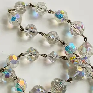 Vackert vintage halsband med fasetterade glaspärlor som skimrar otroligt vackert Bra skick 