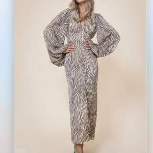 Världens finaste klänning positano dress från adoore🧡 säljer pga den är för liten tyvärr! Helt oanvänd & slutsåld 