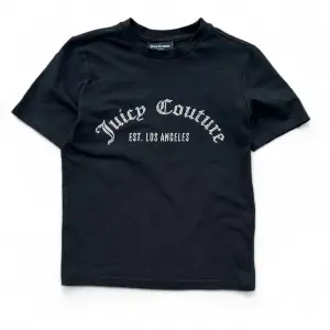 Juicy Couture t-shirt Arched Diamante Noah, storlek XS, svart med strass, 100% bomull, oanvänd, tvättad 1 gång, några små strass lossnade i tvätten. Skriv om du har frågor 🖤
