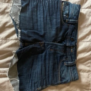 jeansshorts - mörkblå jeansshorts, skriv vid några funderingar🫶