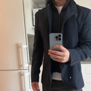 Kavaj / jacka  - Skitsnygg Jacka / kavaj med avtagbar väst.  Inköpt på zara i new york för ett par år sedan. Passar perfekt nu till våren / sommaren