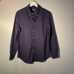 Ralph Lauren skjorta  - Skjorta från Ralph Lauren i toppskick! Nypris ligger på 1400 kr. Vid frågor eller funderingar är det bara att skriva!