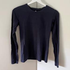 Säljer denna mörkblåa långärmade tröja ifrån Cubus! 💞 Säljer då den inte kommer till användning. 💞