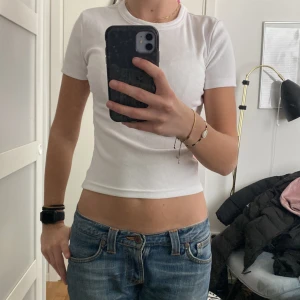 Ribbad vit t-shirt  - En vit ribbad t-shirt från zara 