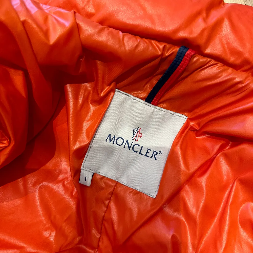 Säljer min orangea Moncler väst, självklart äkta och köptes på Sellpy 🤎 den är i superbra skick och så fin färg 🤎passar någon som har xs perfekt. Jackor.