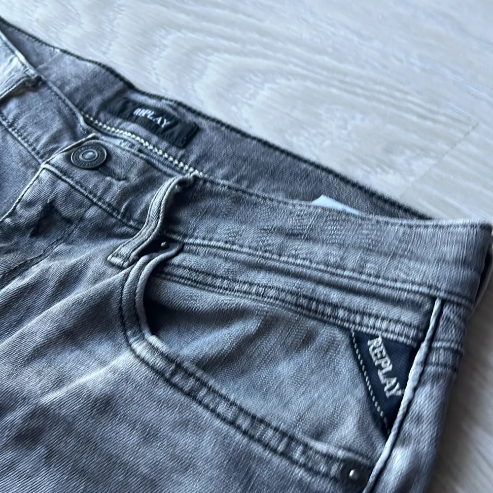 Ett par snygga sparsamt använda replay thad jeans i storlek 166cm.  Storlek 16A. Skick 9/10. Inga håll märken eller slitningar. Priset kan diskuteras . Jeans & Byxor.
