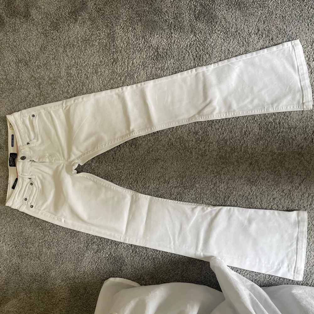 Vita lågmidjade bootcut crocker jeans, stl. 27/31🧚🏻Passar mig som vanligtvis har Xs, dock för långa.. Jeans & Byxor.