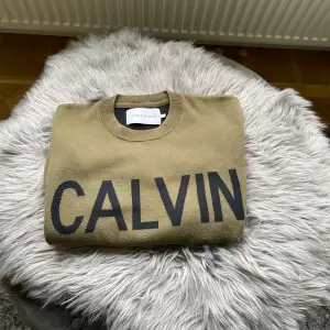 Fin, fräsh & näst intill oanvänd tröja från Calvin Klein   Hör av er vid intresse!! Mvh 