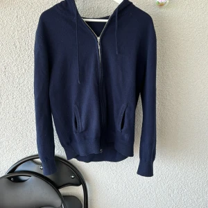 Kashmir mix hoodie - Zip hoodie med kashmir och nån blandning, säljer för den inte kommer till användning. Nypris cirka 800kr