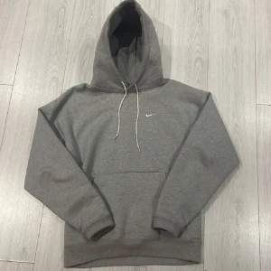 Nike solo swoosh hoodie - Medium. Perfekt passform. Kostar 1200