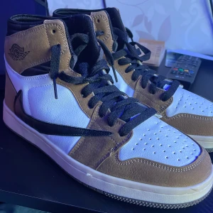 Travis scott skor - Bra skicka 9/10 inte creesade, skickar också med rosa snören och om ni vill ha creeseskydd får ni skriva så höjer jag led femtio, kan sänka vid snabb affär