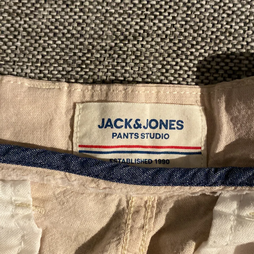 Ett par snygga Jack and Jones byxor i linne. I storlek XS och färg Beige. Är köpt från jackandjones.se för 699kr och säljer för 150kr eftersom att de är ganska välanvända och vill Sälja snabbt. Hör av ger vid köp!. Jeans & Byxor.