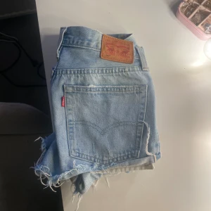 Shorts - Snygga shorts från Levis i jättebra skick, säljer så jag har ett par liknande så känns onödigt. Storlek 25 men passar mig som har XS💓