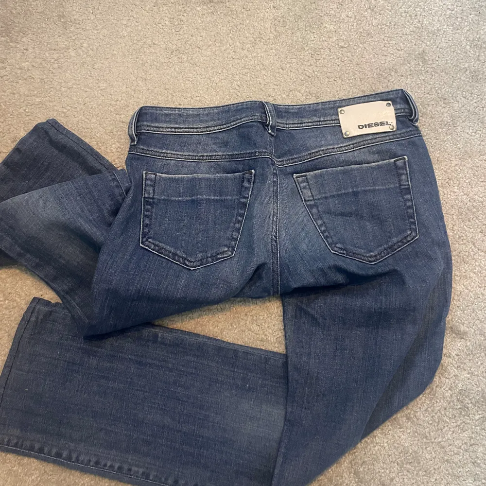 Lågmidjade Diesel jeans i storlek 30/32, typ inte använda. Säljer pga att de är för stora för mig i midjan. Skriv för fler frågor💕. Jeans & Byxor.