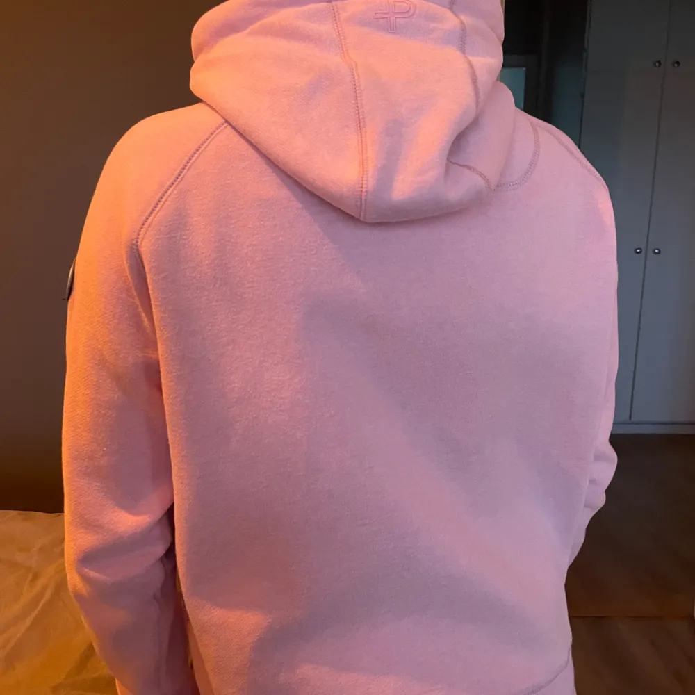 En jättefin rosa pelle p tröja med luva och dragkedja som nästan aldrig är använd, max 3 gånger, den är i storlek M❤️ Nypris 1300kr. Hoodies.