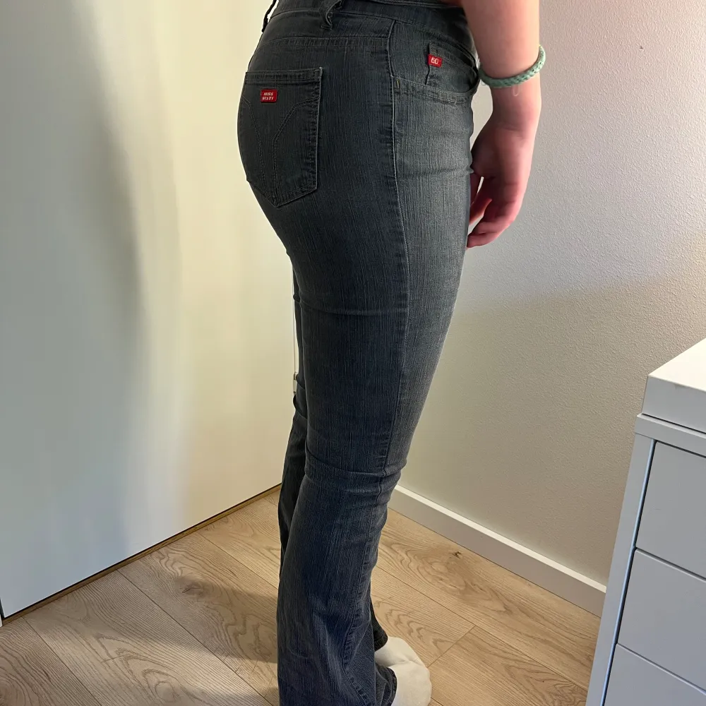 Väldigt sköna och stretchiga miss sixty bootcut jeans!💕 Byxorna är väldigt långa och passar många eftersom de är stretchiga! 🤗. Jeans & Byxor.
