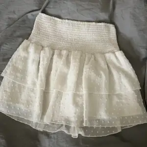 Säljer denna fina vita volang kjolen köpt ifrån Shein, den är i fint skick💕💕