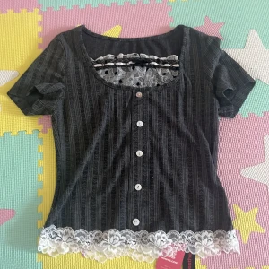 grå coquette tröja - säljer för att den inte är min stil och för att den är för stor på mig. aldrig använd och lappen finns kvar. läng: 50cm, axlen å ner: 20cm, midja: 70cm