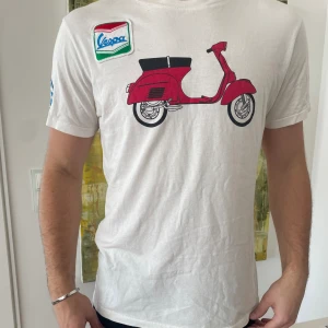St Barths t-Shirt. - Sparsamt använd t-shirt i mycket bra skicka. Nypris 1099 kr. 