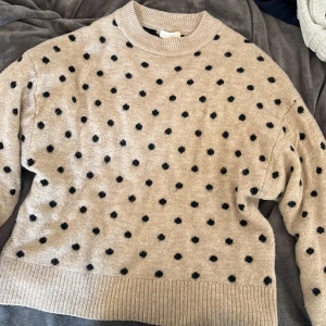 Stickad tröja  - Säljer denna fina tröja från H&M! 
