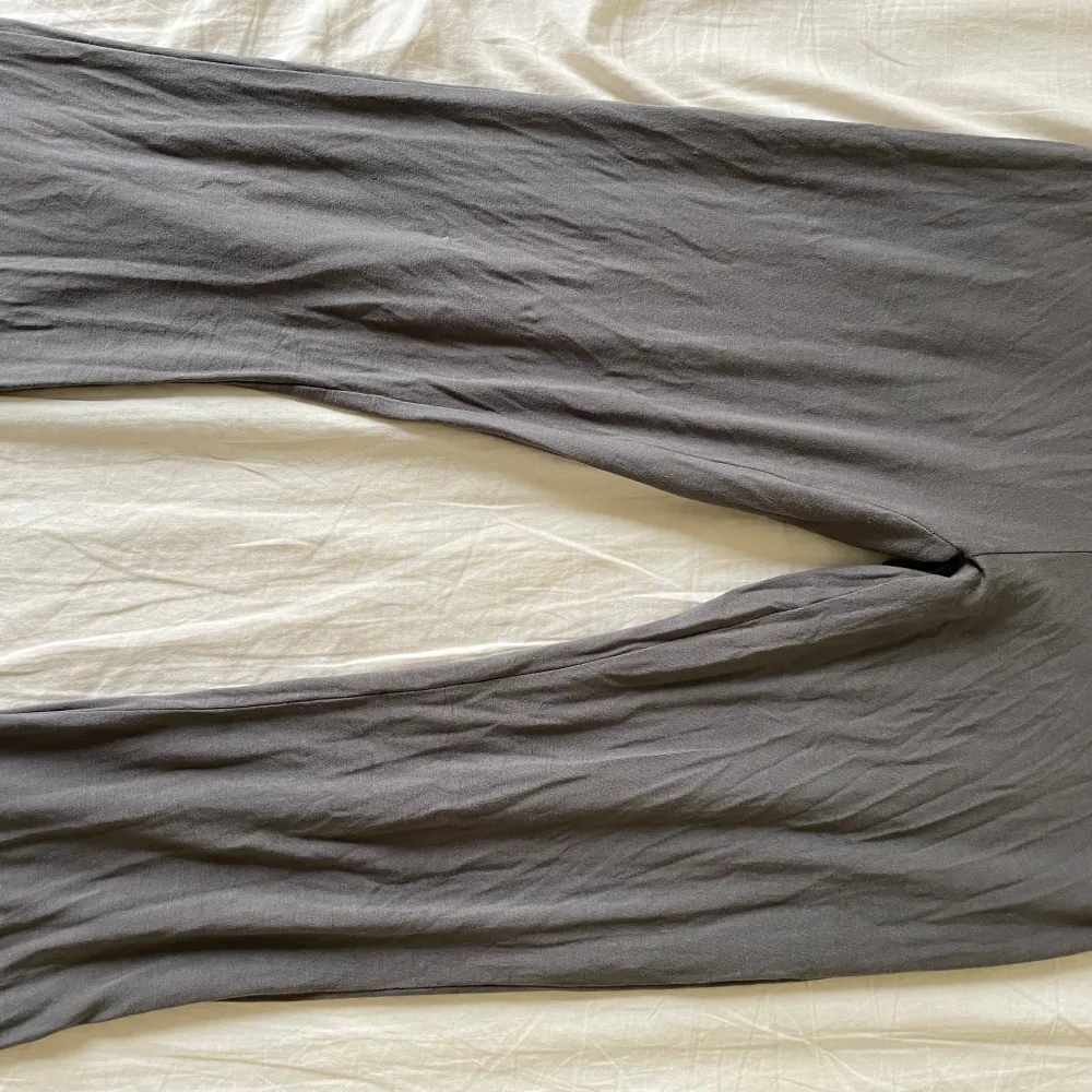 Ett par byxor från lager 157, använda 3 gånger, inga defekter, M-L (men passar s men lite stora då)(vet ej exakt vad de är för färg):). Jeans & Byxor.