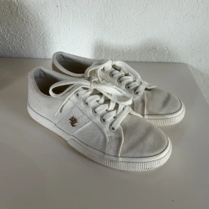 Ralph lauren skor - Vita ralph lauren skor i storlek 36,5. Använd fåtal gånger, ungefär som nya.  Köpta på zalando för 999kr. Säljer då dem inte kommer till användning. Hör gärna av er vid frågor!❤️