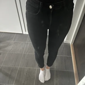 Svart-gråa stuprörsjeans - Svart-gråa tighta jeans från Zara. Strl 36. God kvalitet.
