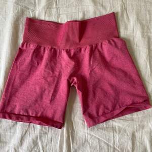 Ett par rosa tränings shorts från nvgtn, använda 1-3 gånger då dom e för små. Inga defekter! Storlek M men passar S också!:)(vet inte vad märket heter)