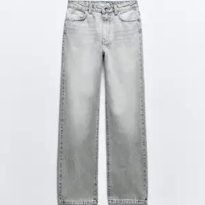 Mid waist jeans från Zara, aldrig använda.