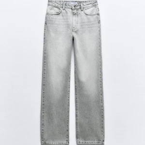 Grå jeans från Zara  - Mid waist jeans från Zara, aldrig använda.